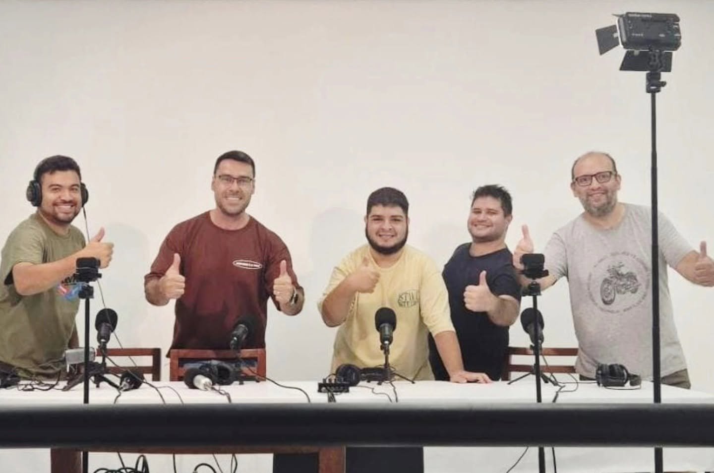 Equipo junto a la mesa y los micrófonos