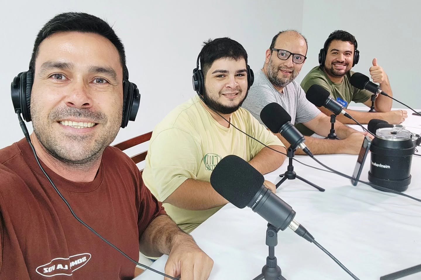 Participantes durante una sesión de podcast