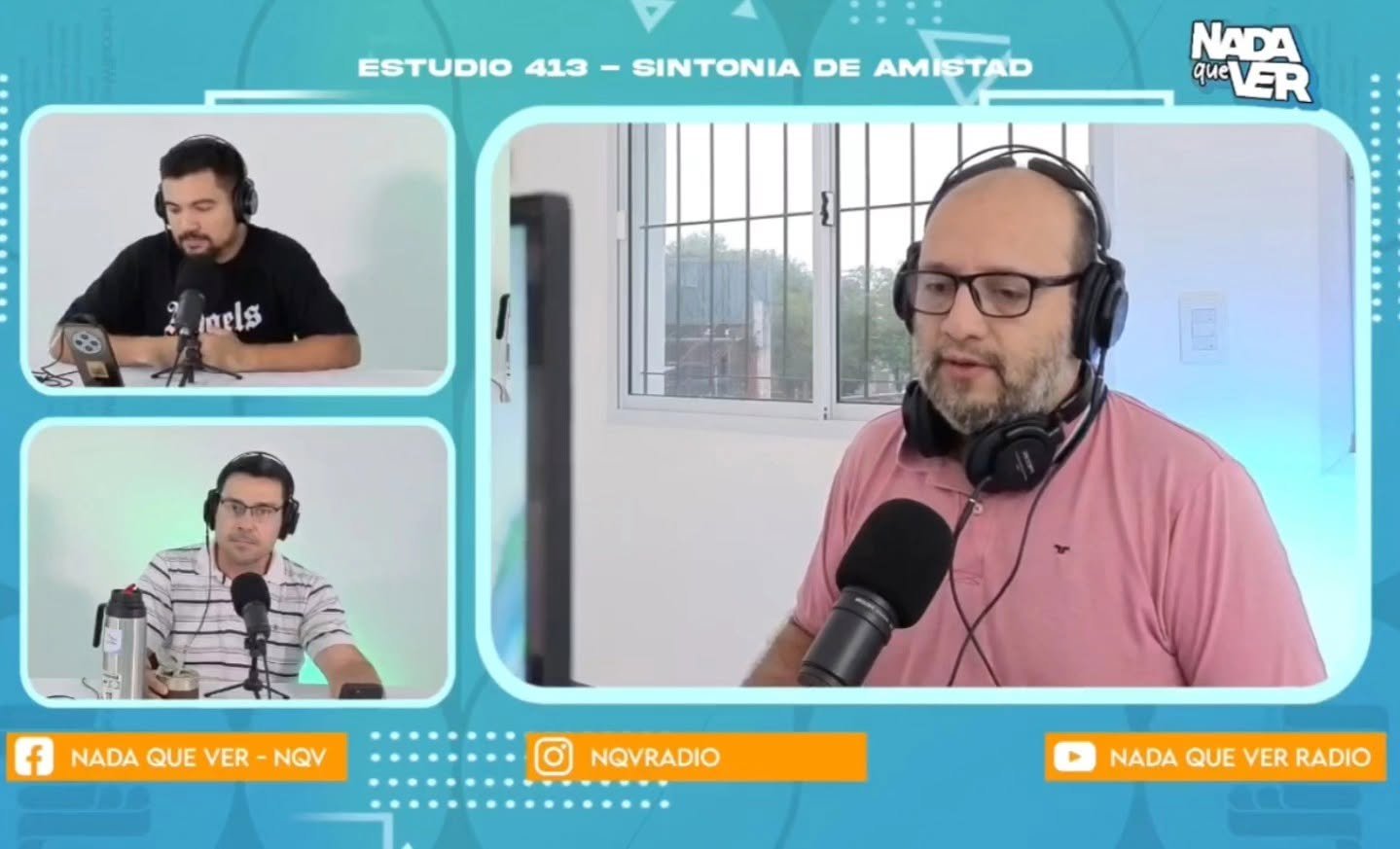 Programa con participantes y micrófonos en pantalla dividida