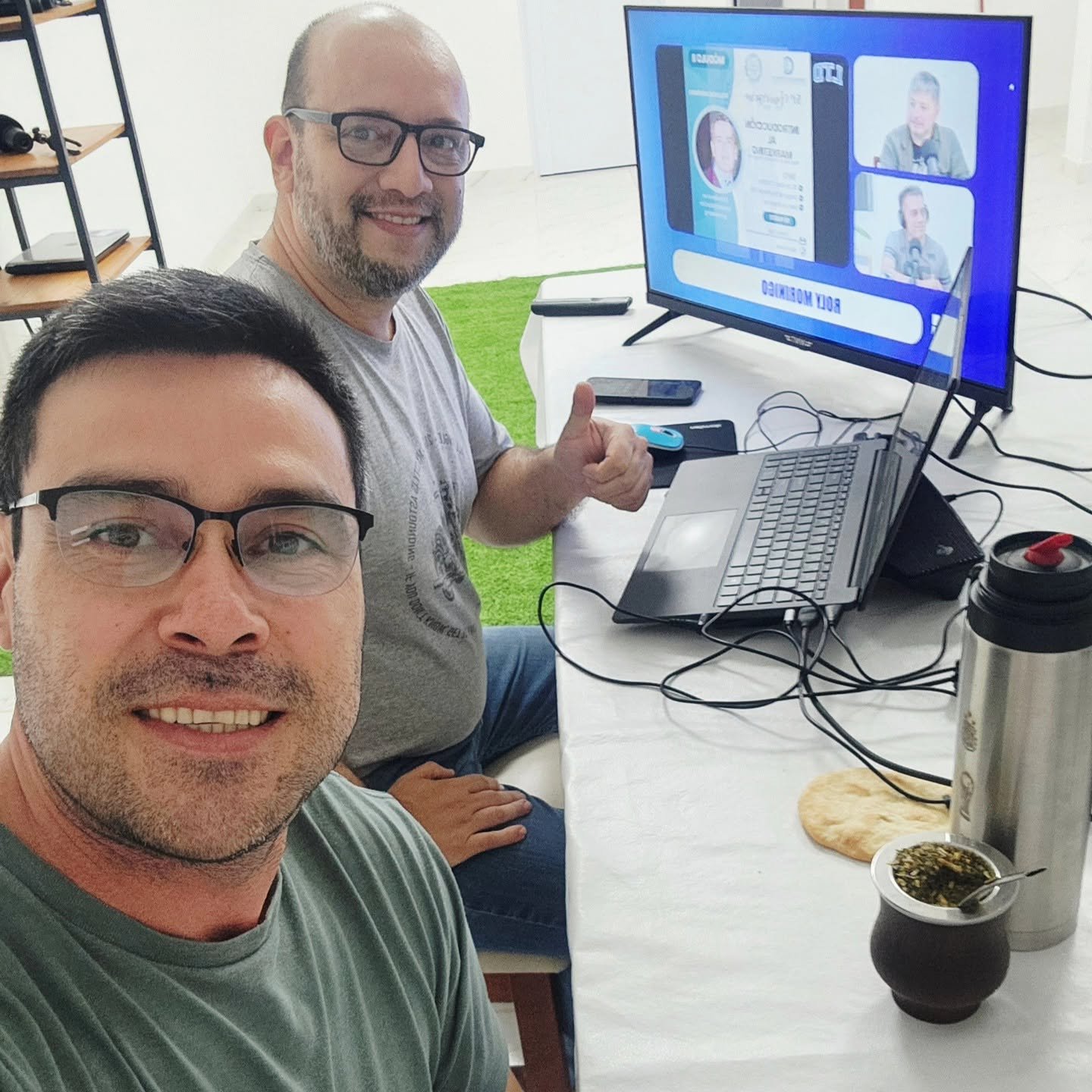 Equipo junto a una computadora durante la producción